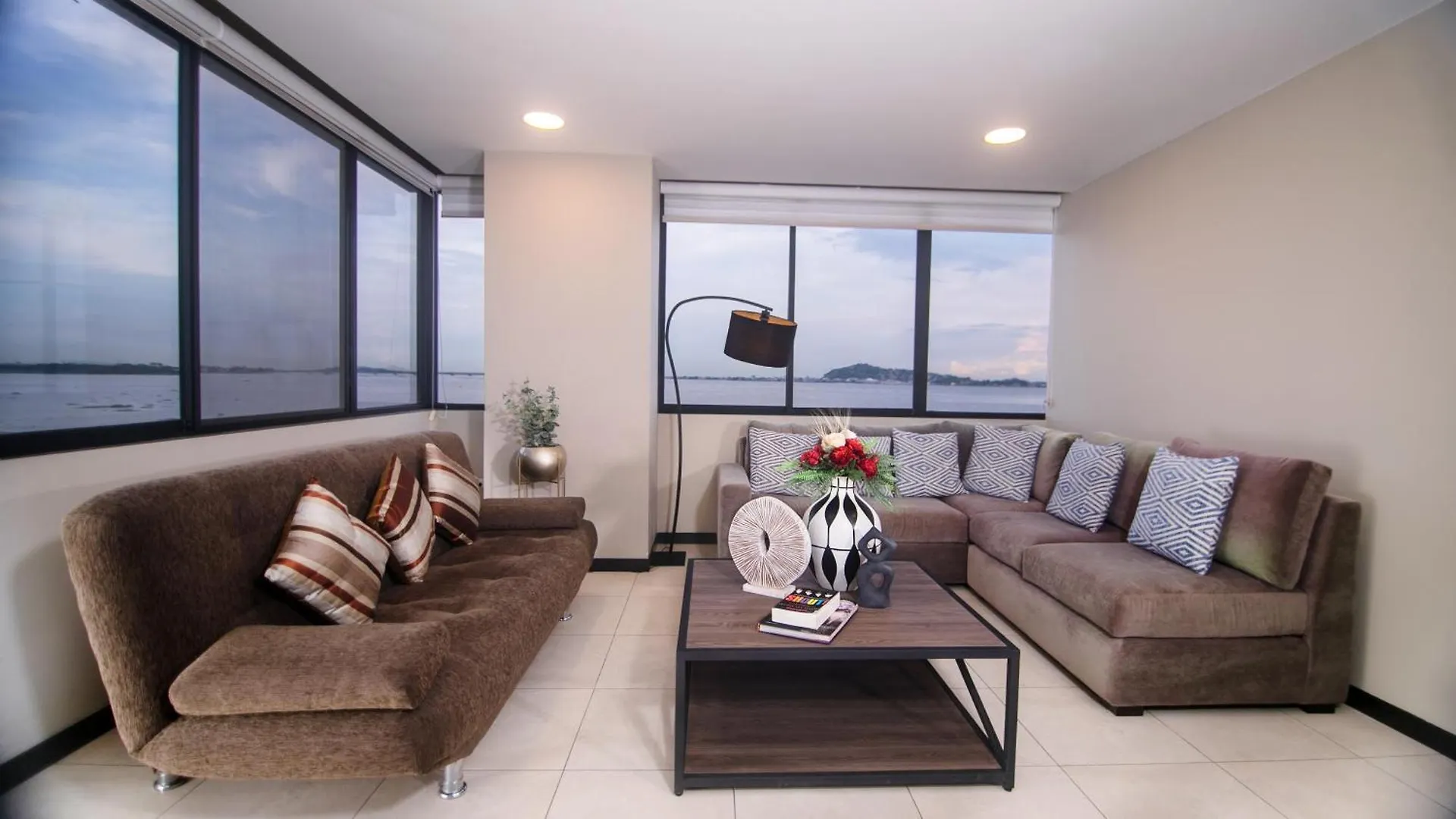 Bellini 3 Suite 2, Puerto Santa Ana, Guayaquil의 연락처